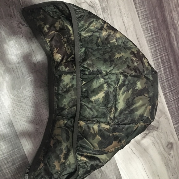 Abercrombie and Fitch - Picture 3 of 8